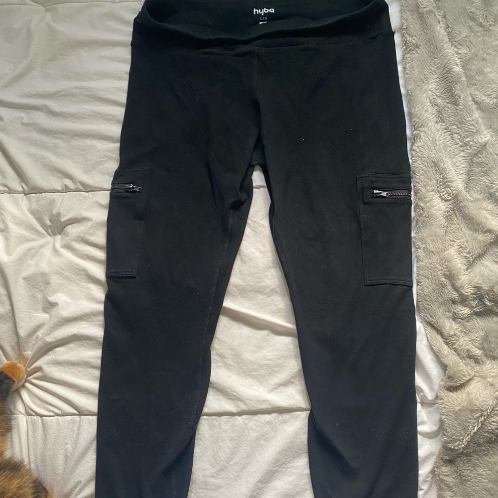 Leggings with zippered pockets